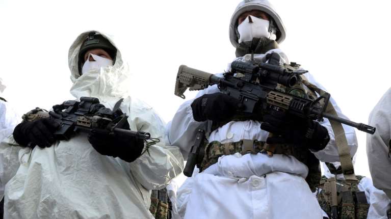 Γροιλανδία: Δανοί στρατιώτες σε θέση μάχης με το δάχτυλο στη σκανδάλη - Η εντολή για ενδεχόμενη επίθεση των ΗΠΑ