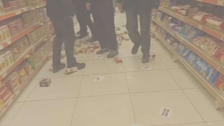 Βόλος: Επεισόδιο με νεαρούς  που εισέβαλαν σε σούπερ μάρκετ και ποδοπάτησαν προϊόντα της "Βιολάντα"