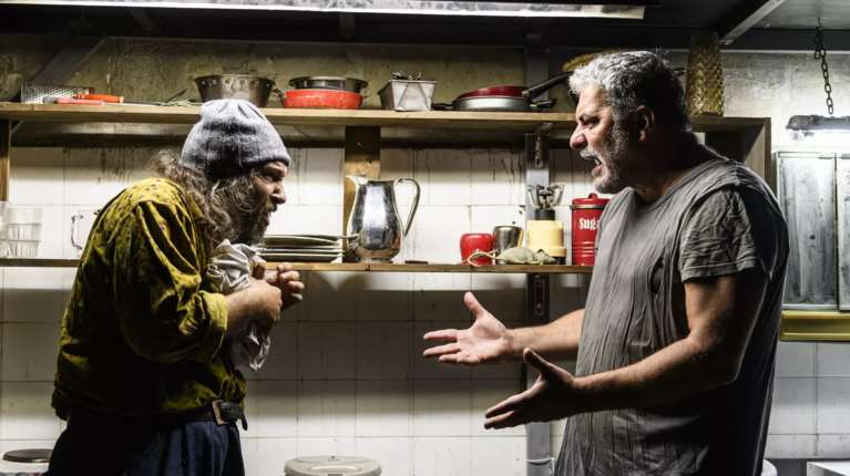 Παρακμή, σκληρός ρεαλισμός, λούμπεν στοιχεία: 10 ακυκλοφόρητες φωτογραφίες από το &quot;Άνθρωποι και Ποντίκια&quot; του Βασίλη Μπισμπίκη