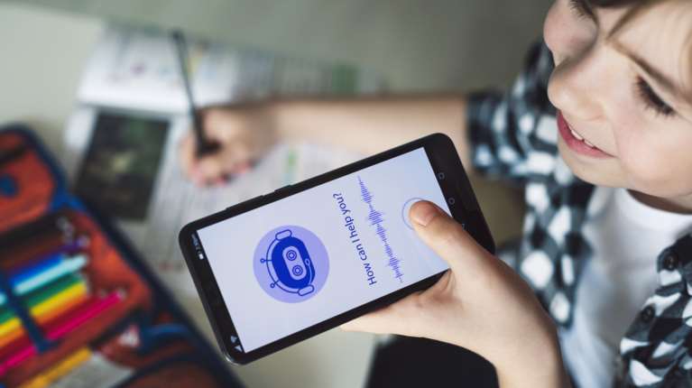 AI και παιδιά: Τι πρέπει να γνωρίζουμε οι γονείς για τα όρια στη χρήση των chatbots