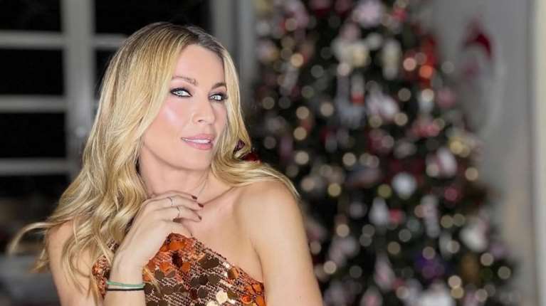 Μαριέττα Χρουσαλά: Ποζάρει με glam look στο στολισμένο σαλόνι του σπιτιού της και μάς θυμίζει πως τα Χριστούγεννα δεν αργούν