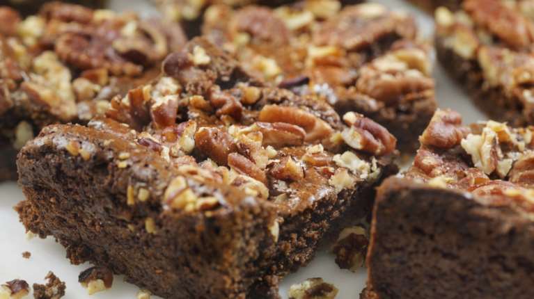 Νηστίσιμο και αρωματικό κέικ με ταχίνι και κομμάτια σοκολάτας