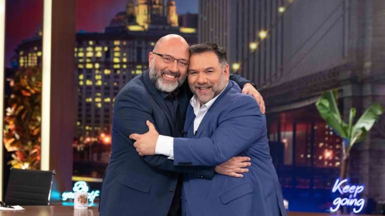 Ο Σάκης Αρναούτογλου μιλάει για τον αδελφό του και αποκαλύπτει τι δεν ξέρουμε για τον Γρηγόρη