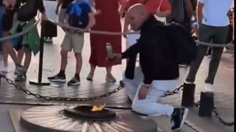 Εξοργισμένοι στη Γαλλία με θρασύτατο άνδρα που άναψε το τσιγάρο του από τη φλόγα στην Αψίδα του Θριάμβου [βίντεο]