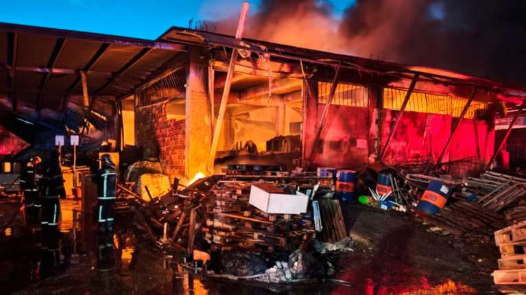 Μεγάλη  φωτιά σε εργοστάσιο πλαστικών στο Μενίδι - Ηχησε το 112 στην περιοχή [βίντεο]