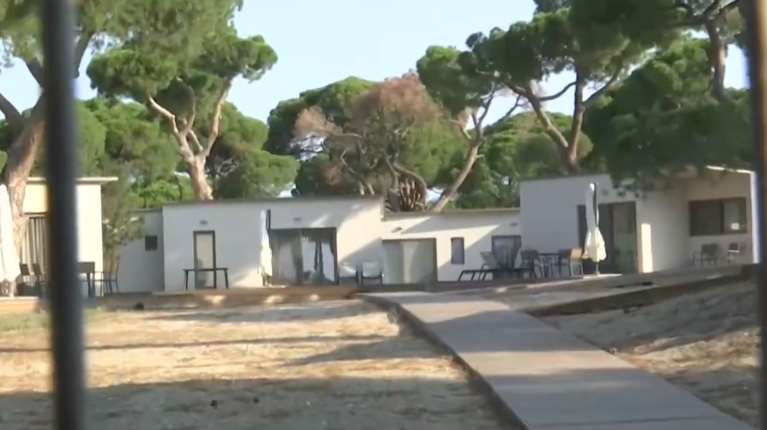 Εθνικό Πάρκο Σχινιά: 13 αυθαίρετες βίλες ξεφύτρωσαν μέσα σε μία νύχτα 20 μέτρα από τη θάλασσα - Ενοικιάζονται 300 ευρώ τη βραδιά