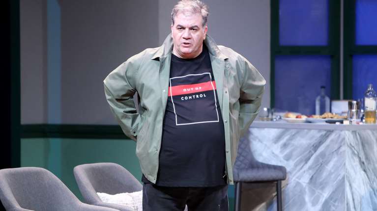 Δημήτρης Σταρόβας για τη μητέρα του: "Ημασταν η π@@@@να με το εξώγαμο, μαζεύανε υπογραφές να μας διώξουν"