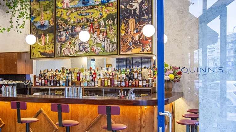 Όλοι πάνε για ποτό στο πλάι της Μιχαλακοπούλου: Γιατί το Quinn's έχει τέτοιο σουξέ