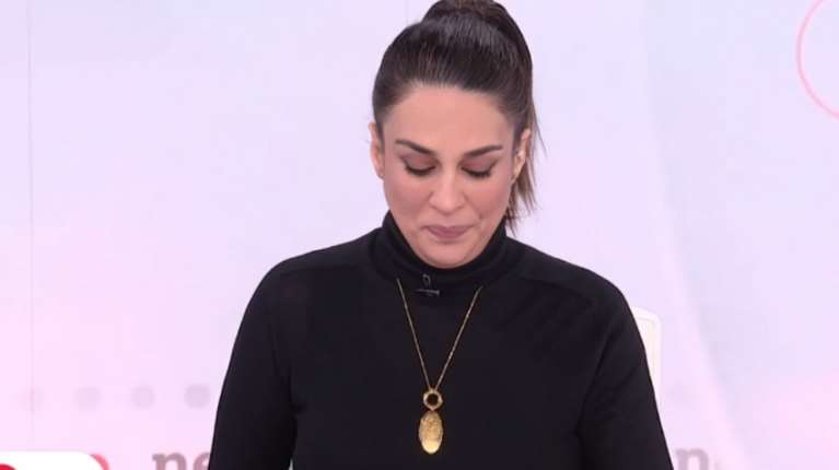 Πένθος στην ΕΡΤ: Η στιγμή που η παρουσιάστρια με τρεμάμενη φωνή ανακοίνωσε τον θάνατο του σκηνοθέτη της