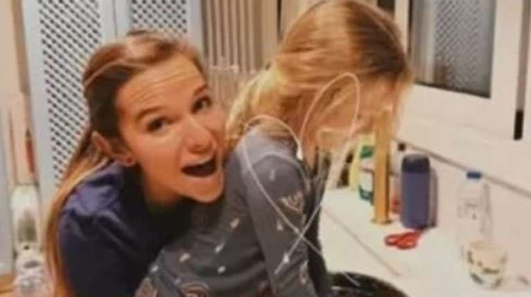 Στην κουζίνα του σπιτιού της Εριέττας Κούρκουλου Λάτση: Φτιάχνει χριστουγεννιάτικα γλυκά με την οικογένειά της