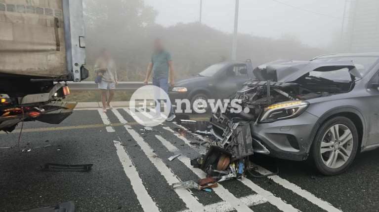 Τροχαίο ατύχημα στα διόδια Πολυμύλου λόγω της ομίχλης: Αυτοκίνητο προσέκρουσε σε φορτηγό