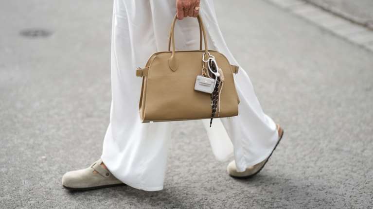 Πώς να φορέσεις τα clogs σου αυτή την περίοδο;