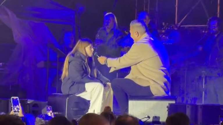 Ο Ρέμος ανέβασε την κόρη του στη σκηνή: Η ερώτηση που του έκανε, το κομμάτι που της αφιέρωσε [βίντεο]