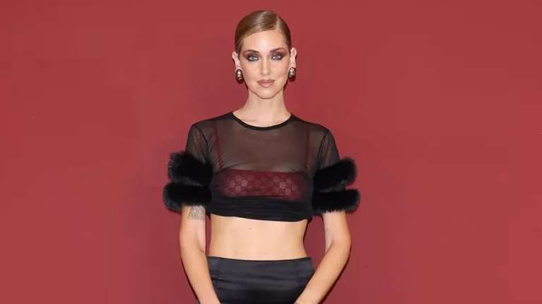 Η Κιάρα Φερράνι με φόρεμα της Βάσιας Κωσταρά που είναι must για το φθινόπωρο