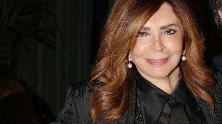 Μιμή Ντενίση: Σε κεντρικό αθηναϊκό εστιατόριο με την οικογένειά της