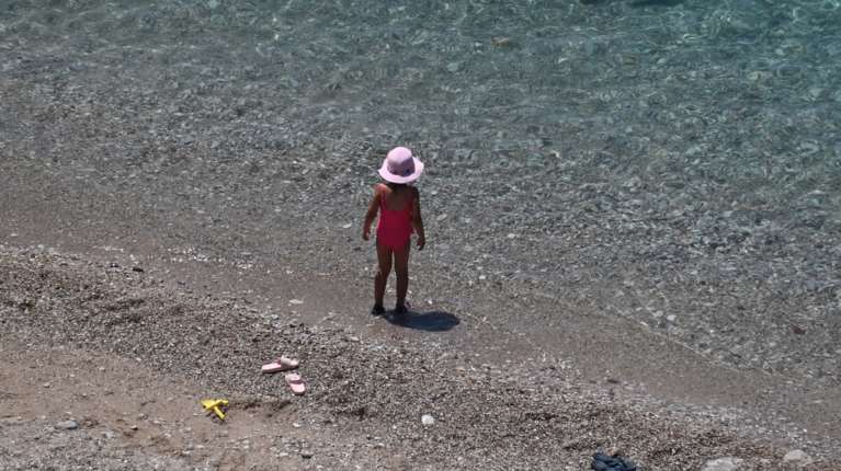 Δίχρονη σώθηκε  από ναυαγοσώστριες σε παραλία της Αλεξανδρούπολης: &quot;Ηταν με το πρόσωπο μέσα στο νερό&quot;