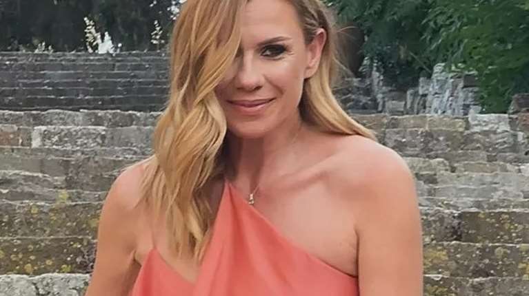 Η Κατερίνα Καραβάτου απαθανατίζει τον κατάξανθο γιο της, Αρίωνα σε καλοκαιρινές στιγμές στα Χανιά