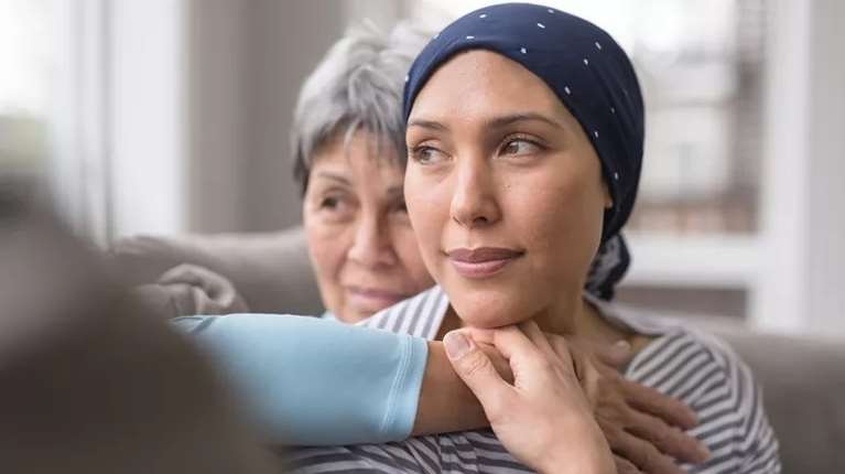 Αθόρυβα και χωρίς πόνο: Τα 5 πρώιμα σημάδια καρκίνου του εντέρου στους νέους