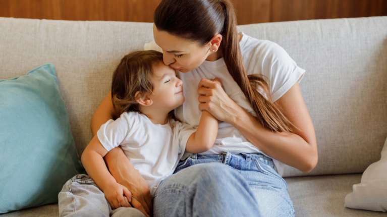 Πόσες φορές την ημέρα τα παιδιά σου φωνάζουν "μαμά"; Μια μαμά τις μέτρησε σε ένα βίντεο κι έγινε viral