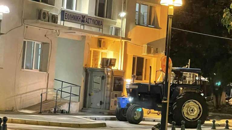 Πτολεμαΐδα: Αγρότης πήγε με τρακτέρ στο αστυνομικό τμήμα να διαμαρτυρηθεί για τον ΟΠΕΚΕΠΕ - Βγήκε θετικός σε αλκοτέστ