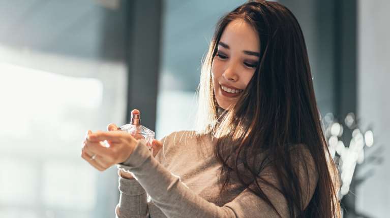 Floral &amp; Ξυλώδες: Το νέο άρωμα που πρέπει να δοκιμάσεις αν σου αρέσουν οι gourmand δημιουργίες