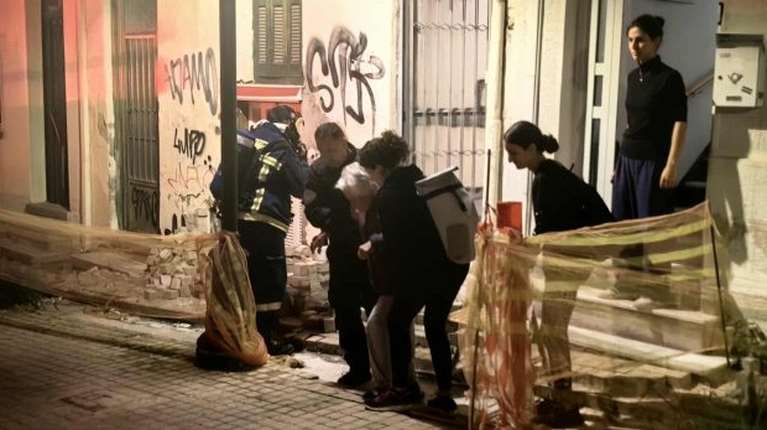 Ανησυχία στην Πάτρα μετά από φωτιά σε σπίτι στο κέντρο της πόλης - Απεγκλωβίστηκε μία ηλικιωμένη