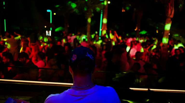 &quot;Νυχτερινός Ποιμήν&quot;: Επιχείρηση ΕΛ.ΑΣ. σε τρία κλαμπ της Αθήνας – Εντοπίστηκαν 7 ανήλικοι, δύο συλλήψεις