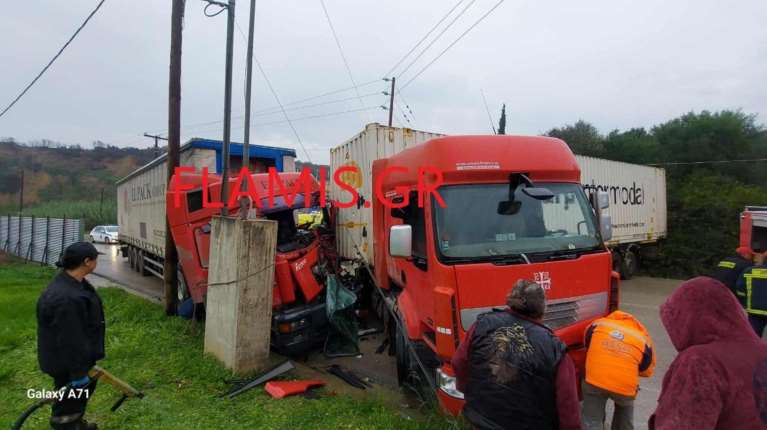 Τροχαίο με δύο νταλίκες στην Πατρών - Πύργου: Ο ένας οδηγός τραυματίστηκε και εγκλωβίστηκε [εικόνες]