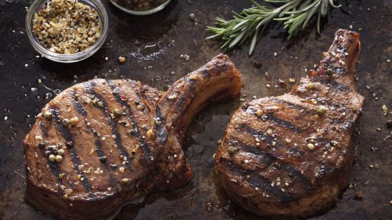 Χοιρινά μπριζολάκια της Τσικνοπέμπτης- Πώς θα τα μαρινάρεις και θα τα ψήσεις σωστά