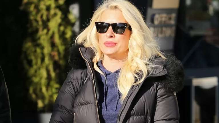 Η Ελένη Μενεγάκη δείχνει τον τρόπο να φοράς το τζιν παντελόνι με στυλ ακόμα και στο κρύο