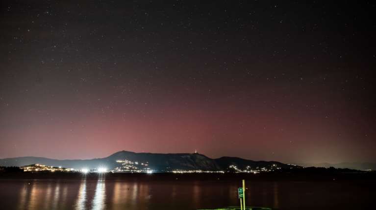 Ορατό στην Ελλάδα το Βόρειο Σέλας: Οι εντυπωσιακές φωτογραφίες από Θεσσαλονίκη - Κέρκυρα