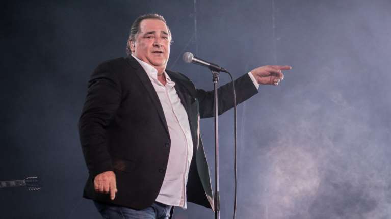 Βασίλης Καρράς: Ο αδελφός του δεν αντέχει να ακούει τα τραγούδια του - "Κλείνω το ραδιόφωνο"