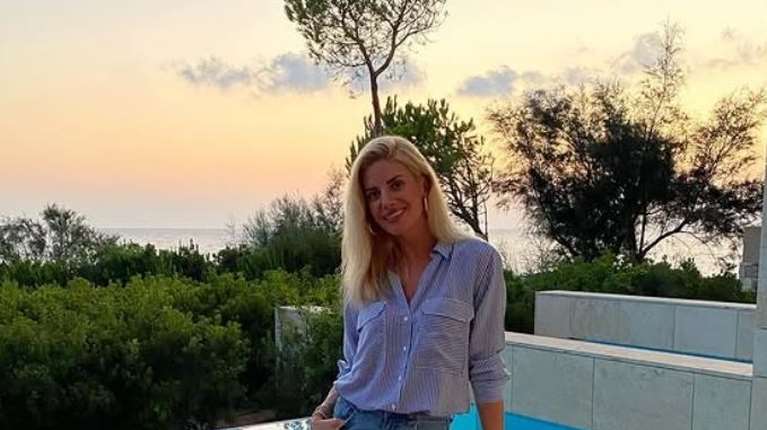 Ευαγγελία Αραβανή: Για κρασί με φίλες της στον Πόρο