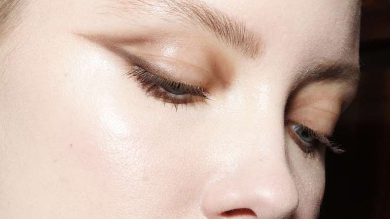 Toffee Makeup: Η τάση στο μακιγιάζ που θα βλέπουμε παντού τους επόμενους μήνες