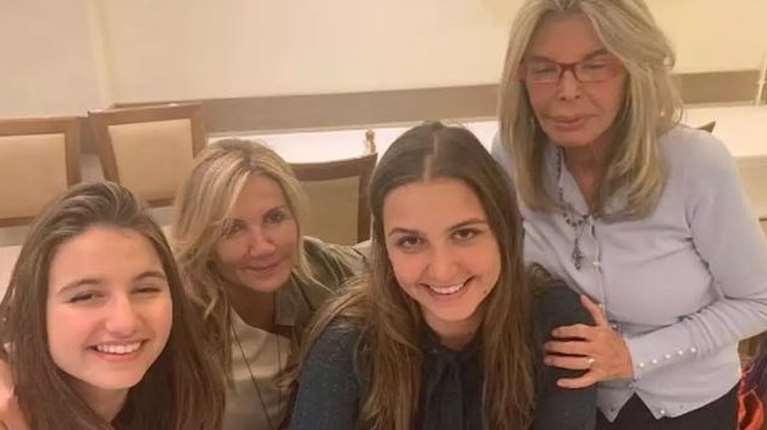 Η μητέρα της Μαρέβας Μητσοτάκη σε εστιατόριο στη Μονεμβασιά - Με chic φθινοπωρινό σύνολο