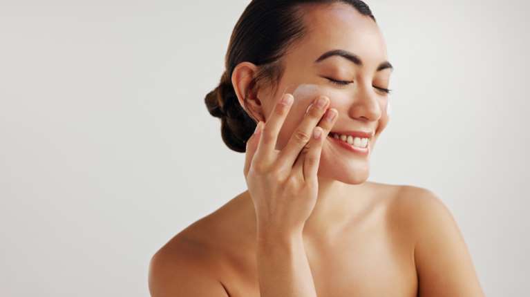 Αυτή η κρέμα ματιών κοστίζει λιγότερο από 6 ευρώ και ανανεώνει το βλέμμα στη στιγμή