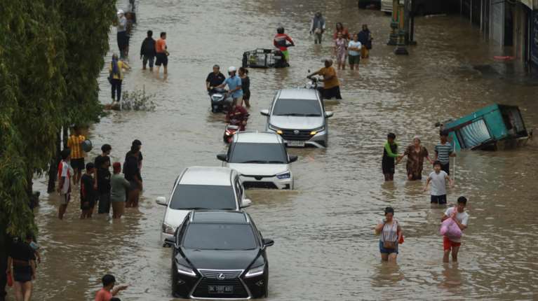 Πλημμύρες στην Ινδονησία: 950 νεκροί, πάνω από 270 αγνοούμενοι, 5.000 τραυματίες [εικόνες - βίντεο]