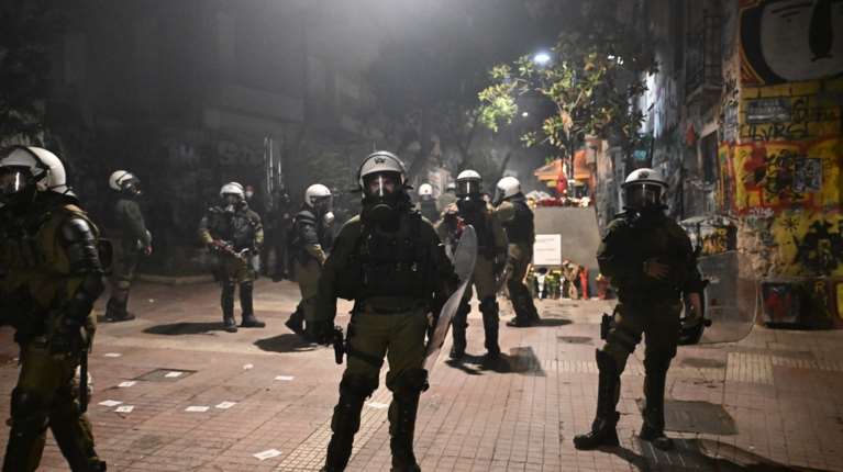 Εξάρχεια: Επεισόδιο με ρίψεις μολότοφ κατά διμοιρίας ΜΑΤ τα ξημερώματα