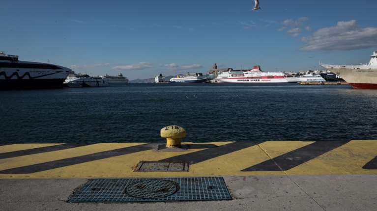 Συναγερμός στον Πειραιά: Αυτοκίνητο έπεσε στο λιμάνι - Απεγκλωβίστηκε ο οδηγός