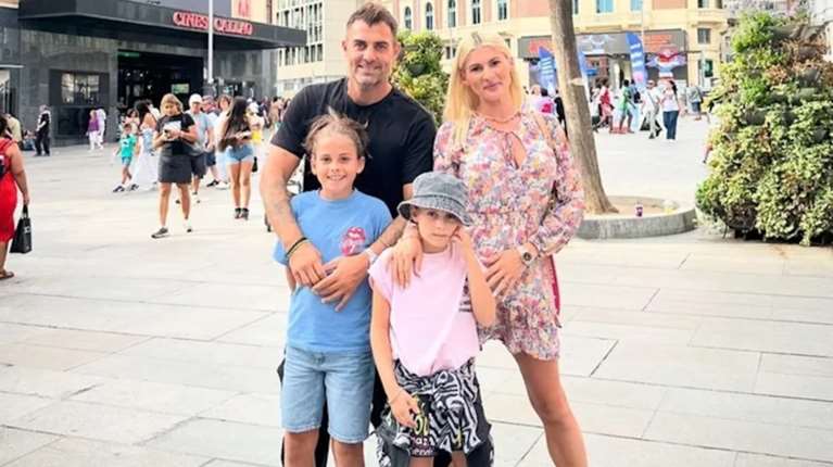 Μαλένα Χανταμπάκη: Με τον μπαμπά της και τη σάκα της στην πλάτη στην πρώτη της μέρα στο σχολείο στην Ισπανία