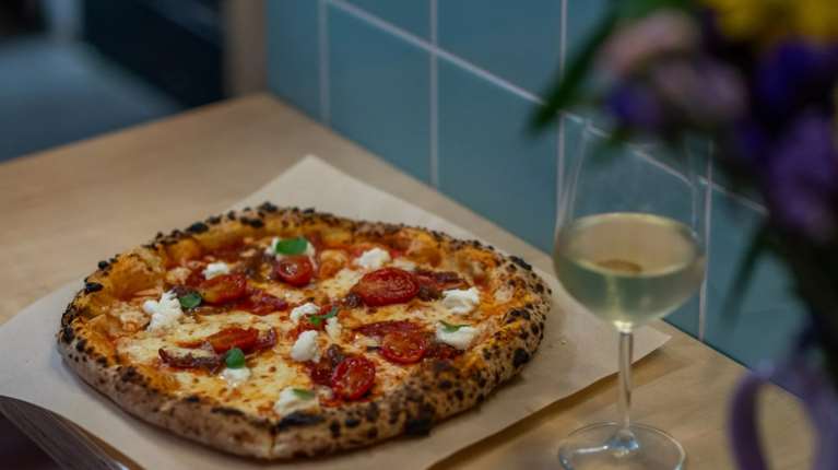 Τι Νάπολη, τι Νεάπολη: Στα Εξάρχεια παίζει μια από τις καλύτερες πίτσες της Αθήνας