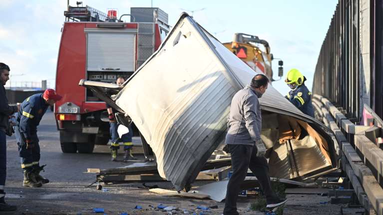Νεκρός ο ένας οδηγός από τη σύγκρουση φορτηγών στον Κηφισό - Πολύωρο χάος με μποτιλιάρισμα χιλιομέτρων