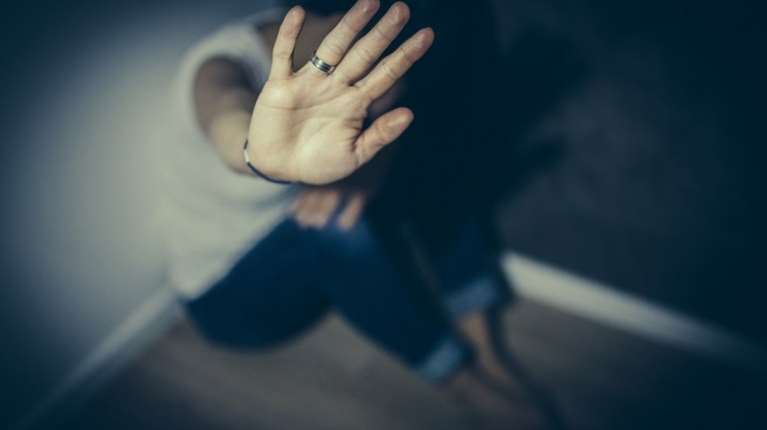 Σοκ στο Ηράκλειο: Προσπάθησε να την πνίξει και να τη βιάσει μπροστά στην ανήλικη κόρη της