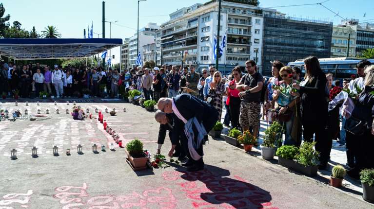 Σύνταγμα: Άφησαν λουλούδια στο μνημείο των θυμάτων των Τεμπών [εικόνες - βίντεο]