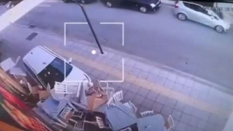 Τρελή πορεία ΙΧ στο Αγρίνιο: Βγήκε από τον δρόμο και πήρε παραμάζωμα τραπεζοκαθίσματα [βίντεο]