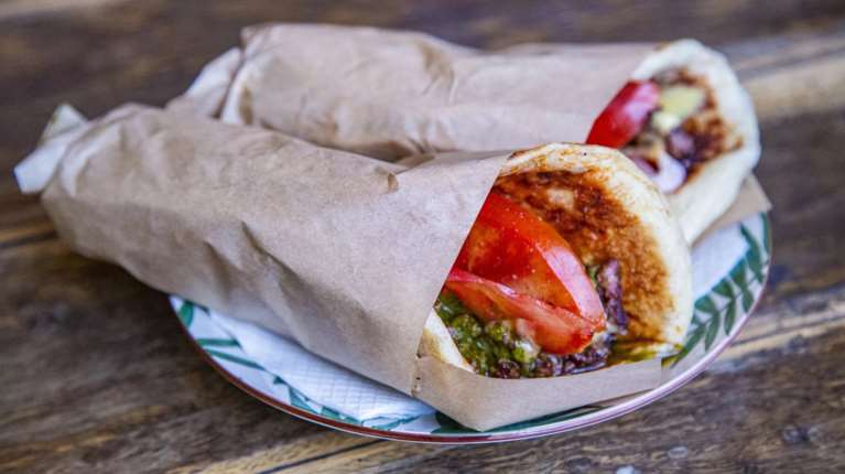 Τι ακριβώς τρως στο Ίλιον: Όλοι κάνουν λόγο για ένα...ιερό σουβλάκι