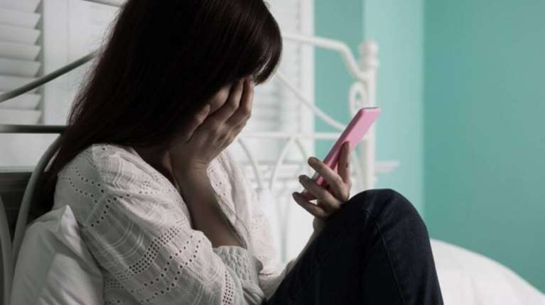 Revenge porn: Γνωστός παρουσιαστής καταδικάστηκε για ροζ βίντεο με την πρώην σύντροφό του