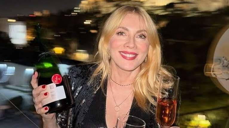 Σμαράγδα Καρύδη: Γιόρτασε το ρεβεγιόν Πρωτοχρονιάς παρέα με τους φίλους της