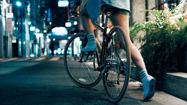 Πτολεμαΐδα: Δεκαεξάχρονος λήστεψε μίνι μάρκετ με την απειλή μπαλτά και έφυγε με το ποδήλατό του