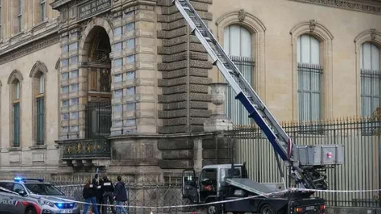 Viral διαφήμιση ανυψωτικού μηχανήματος που χρησιμοποιήθηκε στη ληστεία στο Λούβρο- &quot;Μεταφέρουμε τους θησαυρούς αθόρυβα&quot;